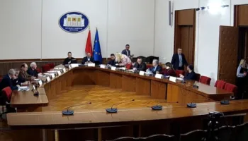 PS dhe PD ‘përplasen’ për Reformën Administrative në Komisionin e Posaçëm, dalin me qëndrime të kundërta për dëgjesat dhe afatet