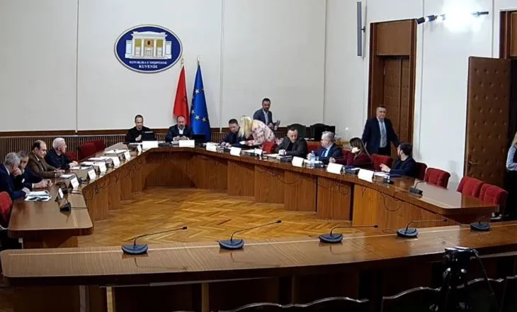 PS dhe PD ‘përplasen’ për Reformën Administrative në Komisionin e Posaçëm, dalin me qëndrime të kundërta për dëgjesat dhe afatet