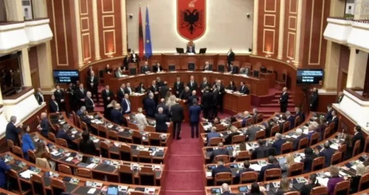 PS kërkon votimin e ministrave të rinj,Berisha dhe deputetët e PD bllokojnë foltoren