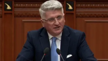 “PS po pengon drejtësinë me puç kartoni”, Gjekmarkaj: Kush fshin qurret dënohet me 30 ditë, kush teshtin me 60!