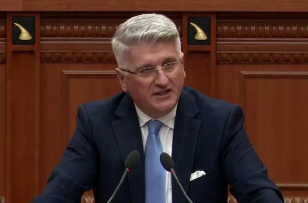 “PS po pengon drejtësinë me puç kartoni”, Gjekmarkaj: Kush fshin qurret dënohet me 30 ditë, kush teshtin me 60!