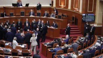 PS voton ndryshimet në qeveri mes tensioneve, PD bllokon foltoren