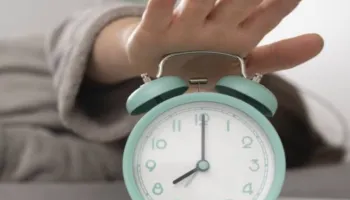Pse disa njerëz zgjohen gjithmonë pak para alarmit? Shpjegimi që lidhet me orën biologjike