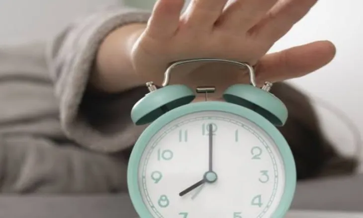 Pse disa njerëz zgjohen gjithmonë pak para alarmit? Shpjegimi që lidhet me orën biologjike