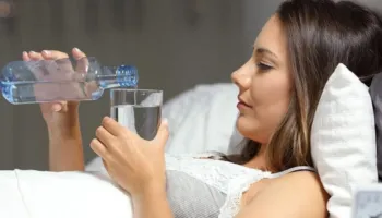 Pse duhet të pimë një gotë ujë sapo zgjohemi?