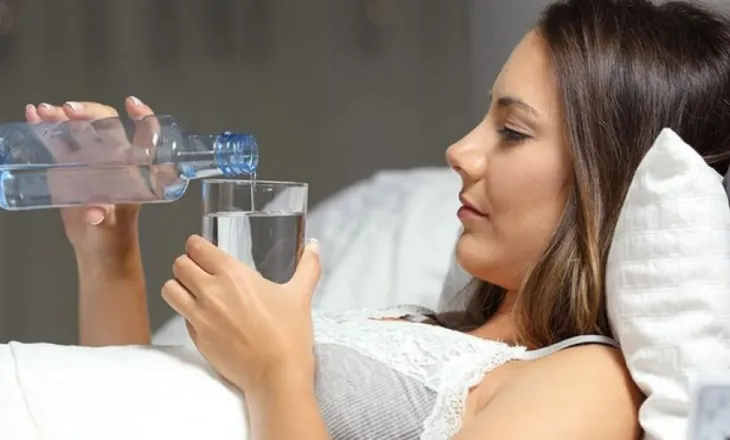 Pse duhet të pimë një gotë ujë sapo zgjohemi?