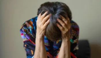 Pse gratë e ndiejnë dhimbjen më gjatë se sa burrat?