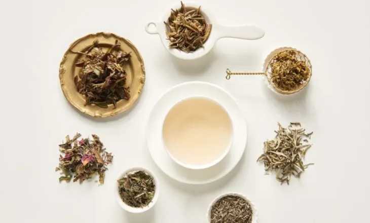 Pse ia vlen të provoni çajin e bardhë – dhe si ta përgatisni siç duhet