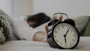 Pse ndihemi të lodhur pas ndryshimit të orës