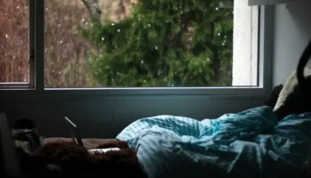 Pse njerëzit flenë më mirë kur bie shi? Shpjegimi që pak veta e dinë