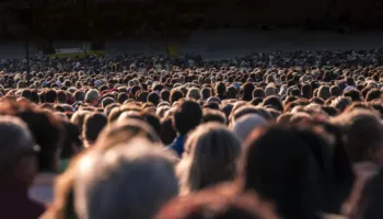 Pse njerëzit kërkojnë përgjigje të lehta për problemet më komplekse që ka sot bota?