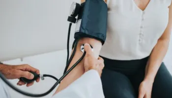 Pse sëmundjet e zemrës dhe goditja në tru parashikohet të rriten ndjeshëm tek gratë në 25 vitet e ardhshme