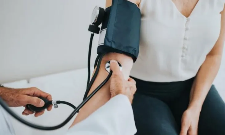 Pse sëmundjet e zemrës dhe goditja në tru parashikohet të rriten ndjeshëm tek gratë në 25 vitet e ardhshme