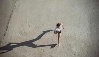 Pse stërvitja në mëngjes djeg më shumë yndyrë? Ja çfarë thonë specialistët