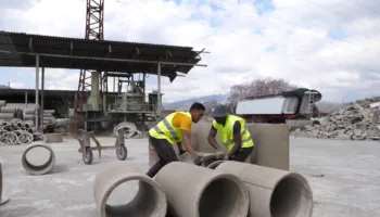 Punëtorë të huaj në Elbasan, biznesi e sheh si zgjidhje për të kompensuar mungesën e fuqisë punëtore