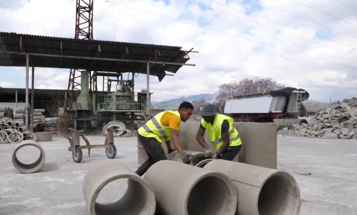 Punëtorë të huaj në Elbasan, biznesi e sheh si zgjidhje për të kompensuar mungesën e fuqisë punëtore