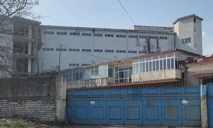 Punonjësi i bashkisë Gjirokastër bie nga kati i dytë gjatë pastrimit, arrestohen 3 zyrtarë, në kërkim drejtori