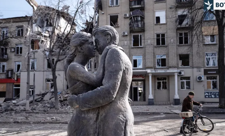 Puthja e dy të dashuruarve si simbol i realitetit të ashpër të luftës në Ukrainë