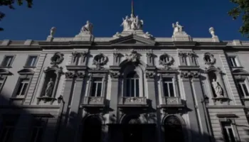 Puthja pa leje e dorës në Spanjë do të konsiderohet sulm seksual