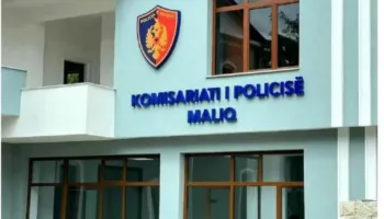 Qarkullonte me automatik në makinë! Arrestohet 30-vjeçari, armë zjarri iu gjet edhe në banesë