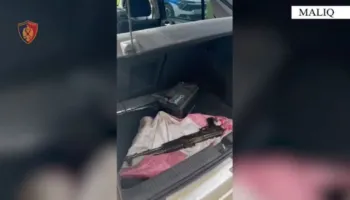 Qarkullonte me automatik në makinë, arrestohet 30-vjeçari, armë zjarri iu gjet edhe në banesë
