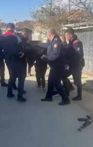Qëllonte me armë zjarri duke terrorizuar banorët, arrestohet
