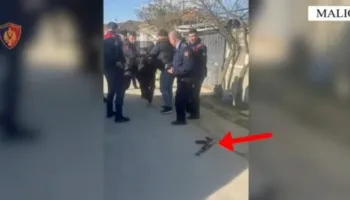 Qëllonte me kallashnikov duke terrorizuar banorët, përfundon në pranga 40-vjeçari në Maliq