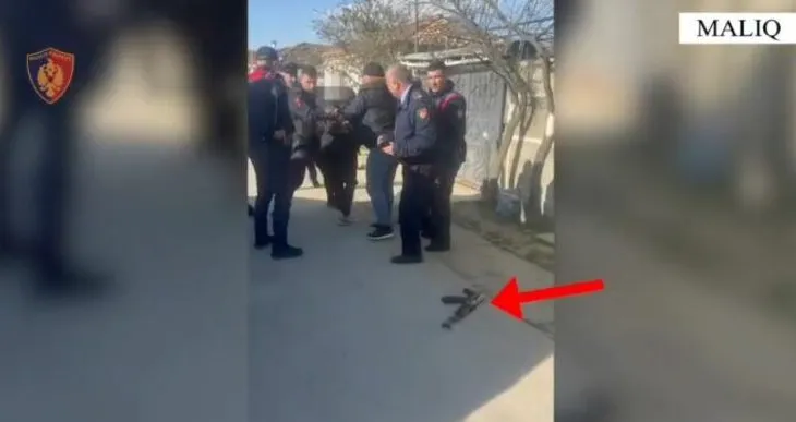 Qëllonte me kallashnikov duke terrorizuar banorët, përfundon në pranga 40-vjeçari në Maliq