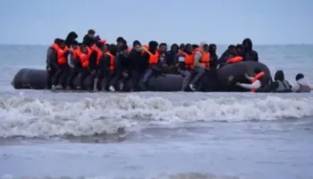 Qeveria britanike hap “thesin”, autoritetet ofrojnë 40 mijë euro për familjet e azilkërkuesve të refuzuar: Paratë do të jenë tuajat nëse largoheni vullnetarisht