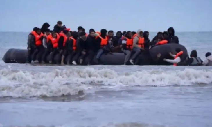 Qeveria britanike hap “thesin”, autoritetet ofrojnë 40 mijë euro për familjet e azilkërkuesve të refuzuar: Paratë do të jenë tuajat nëse largoheni vullnetarisht