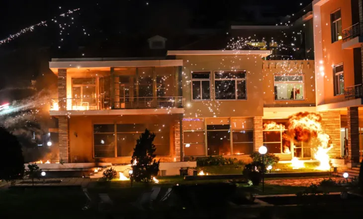 ‘Qeveria po mban gjallë simbolet e diktaturës’, aktivisti: Vila e diktatorit s’mund të jetë rezidencë qeveritare