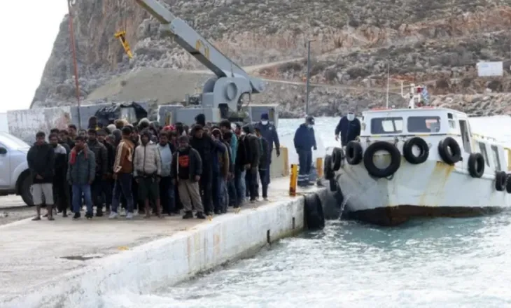 Qindra emigrantë shpëtohen në det pranë Kretës