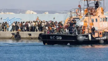 Qindra migrantë të shpëtuar në detin e Kretës pas përplasjes me rrezikun
