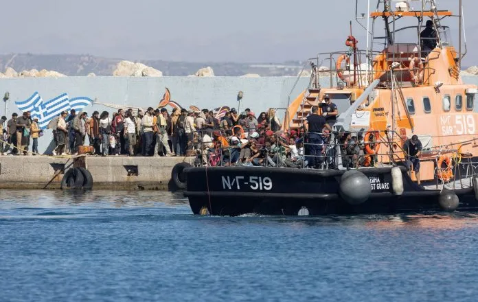 Qindra migrantë të shpëtuar në detin e Kretës pas përplasjes me rrezikun