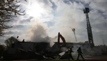 Qindra të evakuuar pasi një zjarr përfshiu një klub nate në Gjermani