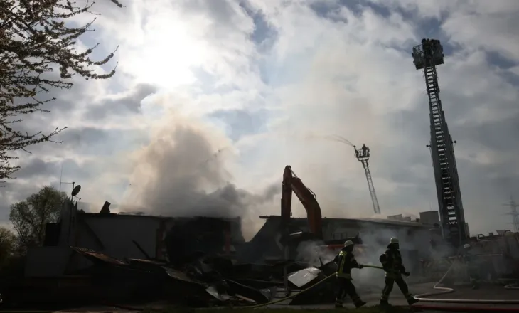 Qindra të evakuuar pasi një zjarr përfshiu një klub nate në Gjermani