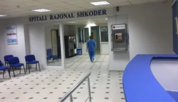 Ra aksidentalisht nga një lartësi duke vendosur një llambë, dërgohet nē Spitalin e Shkodrës 70- vjeçari