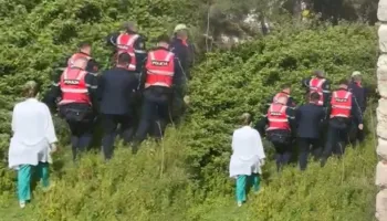 Ra nga muri i kalasë, 12 metra lartësi/ Turistja holandeze merret me barelë nga vendngjarja