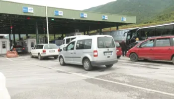 Radha pa fund në Kapshticë/ Mbi 2 orë pritje, udhëtarët fajësojnë palën greke