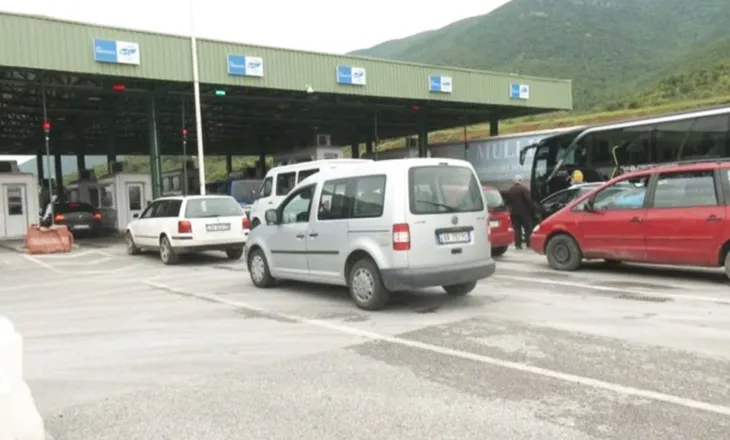 Radha pa fund në Kapshticë/ Mbi 2 orë pritje, udhëtarët fajësojnë palën greke