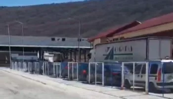 Radhë të gjata në Kapshticë, qytetarët presin mbi 2 orë në rradhë