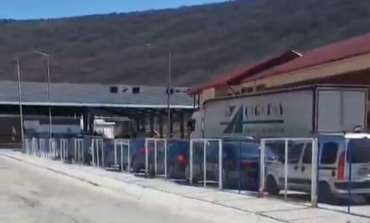 Radhë të gjata në Kapshticë, qytetarët presin mbi 2 orë për të kaluar kufirin