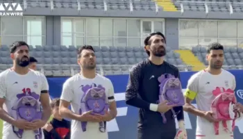 Raketa amerikane vrau 165 vajza në shkollë, kombëtarja e Iranit proteston me çanta në duar gjatë himnit kombëtar (video)