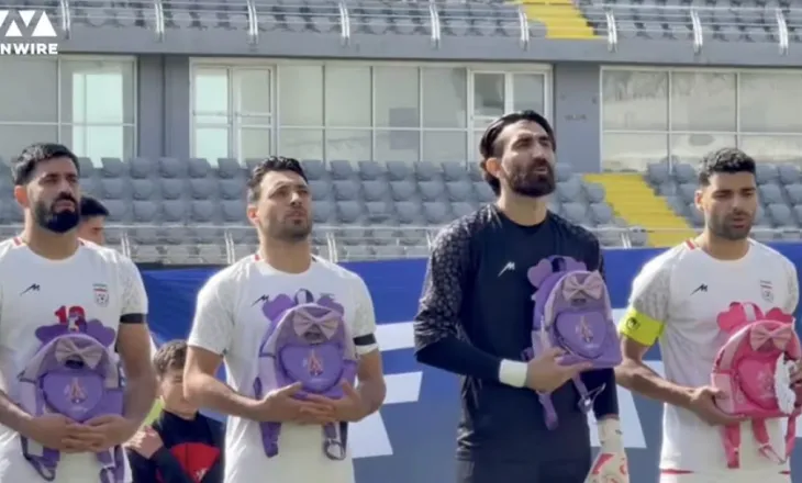 Raketa amerikane vrau 165 vajza në shkollë, kombëtarja e Iranit proteston me çanta në duar gjatë himnit kombëtar (video)