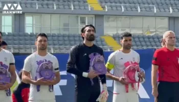 Raketat vranë 165 nxënëse, kombëtarja e Iranit proteston me çanta në duar gjatë himnit kombëtar