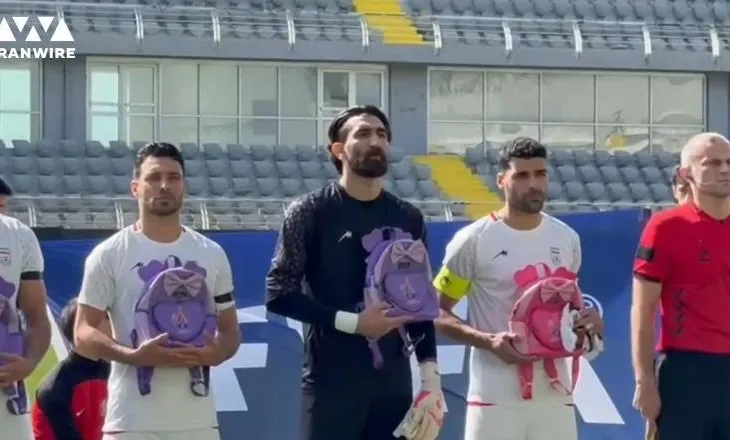 Raketat vranë 165 nxënëse, kombëtarja e Iranit proteston me çanta në duar gjatë himnit kombëtar