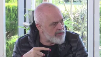 Rama habitet nga fjalët e biznesmenes: Do të kujdesem personalisht që ta marrësh lejen bashkë me medaljen