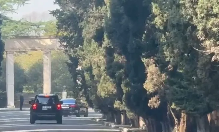 Rama mbërrin në Pallatin e Brigadave për t’u takuar me Presidentin, pritet dekretimi i ndryshimeve në qeveri