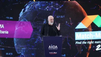 Rama u jep investitorëve të huaj “recetën magjike”: Një gotë raki për të harruar korrupsionin në Shqipëri