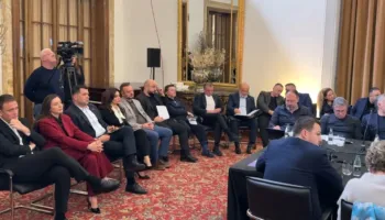 Rama zhvillon mbledhje me dyer të mbyllura me socialistët, Spiropali përplaset me Ballën